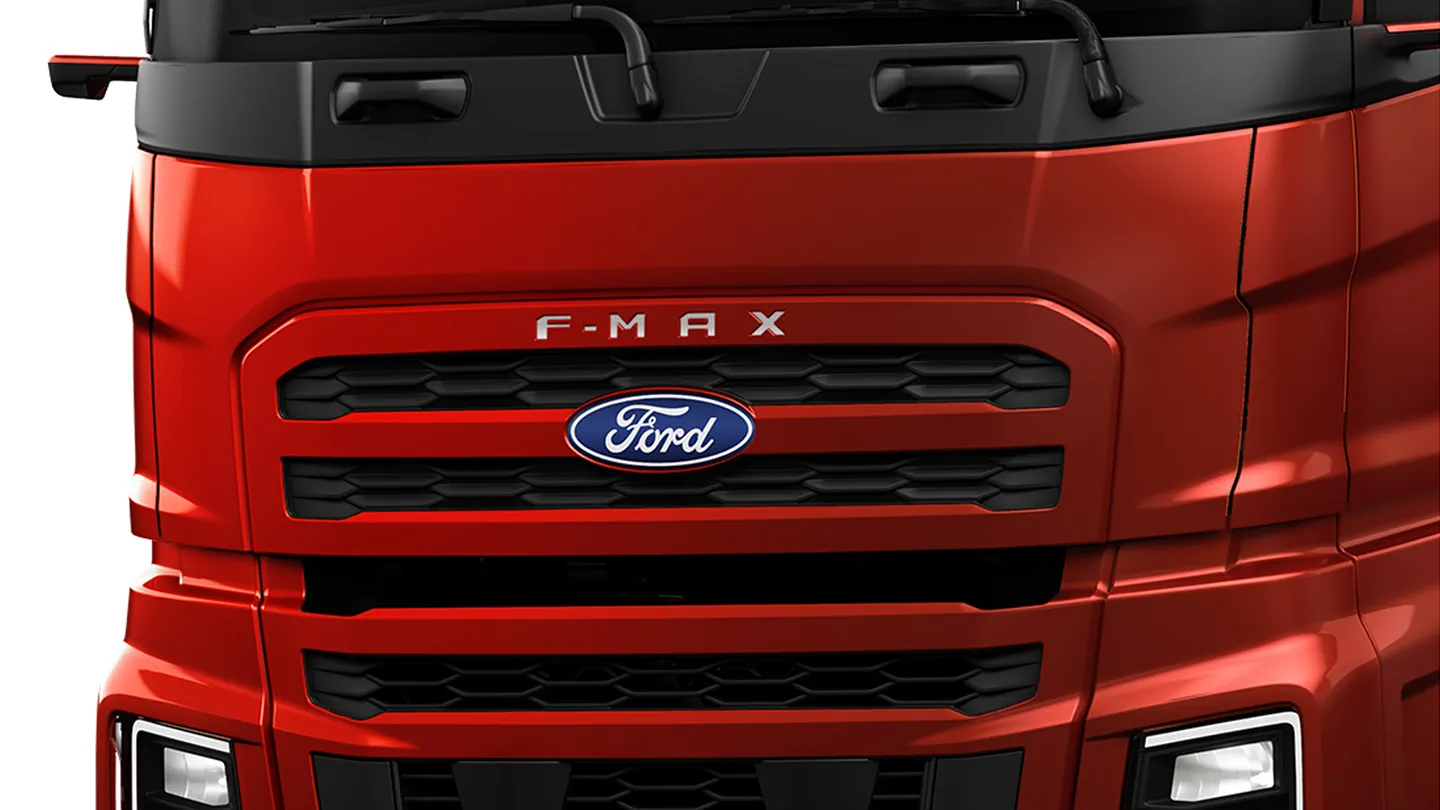 Interior con persona en la cama del F-MAX leyendo en tablet